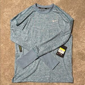 Nike women’s long-sleeved shirt